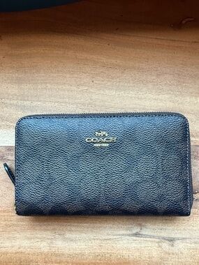 Coach Medium Zip ID Wallet